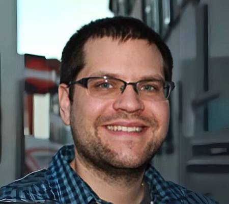 Headshot of Dr. Ryan Peterson.